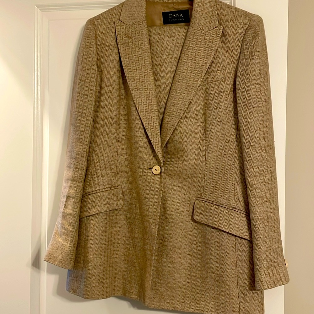 Dana Bachman suit  size 12 . Excellent condition.